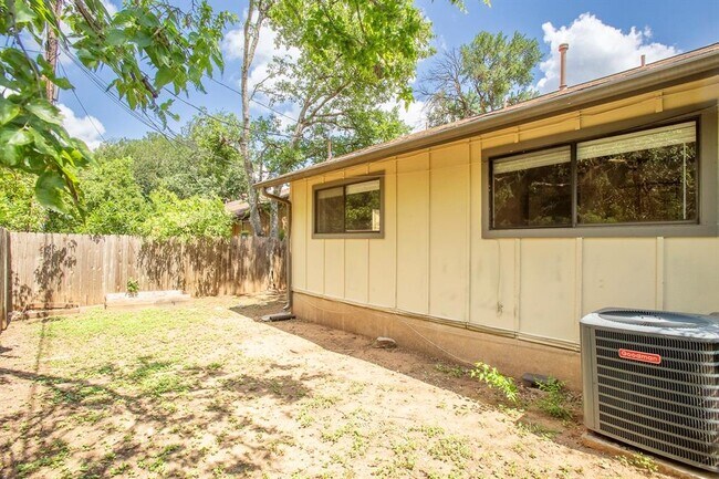 Building Photo - 2409 Berkett Dr