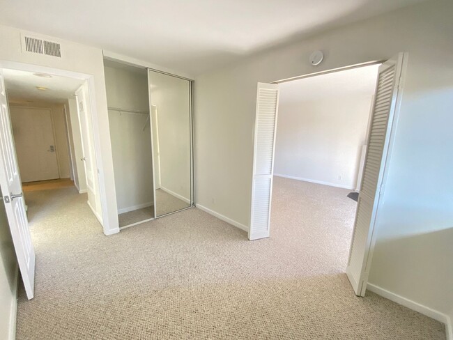 Building Photo - Advent - Low Deposit Two Bedroom Condo W/ ...