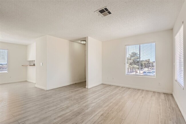 Building Photo - Stunning Recently Updated, 2 Bedroom Unit!