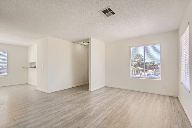 Building Photo - Stunning Recently Updated, 2 Bedroom Unit!  ** MOVE-IN SPECIAL!! HALF OFF FIRST MONTH'S RENT!! **