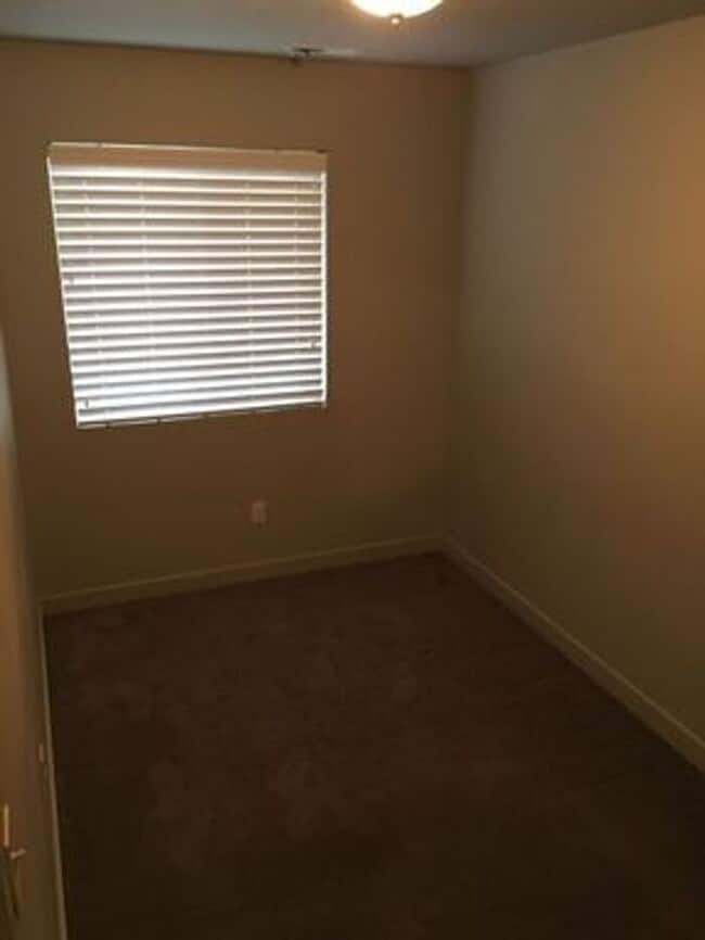 Building Photo - Beautiful 3 Story Vineyard Townhome