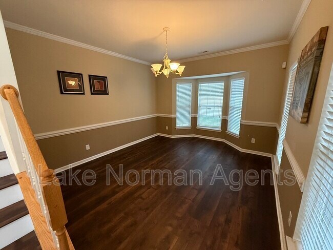 Building Photo - 15622 Troubadour Ln