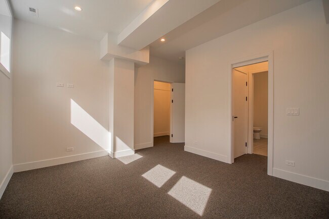 Building Photo - 2042 W Washington Blvd