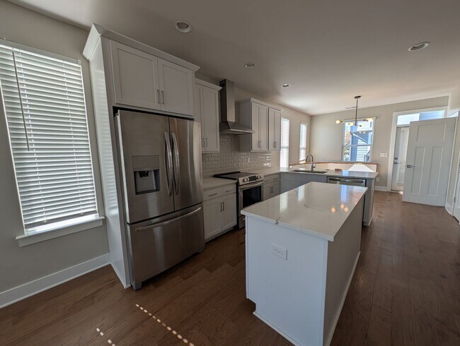 Building Photo - End-unit townhome in Bryant Park Terrace! 2-beds, 2-full baths, and 2-half baths.