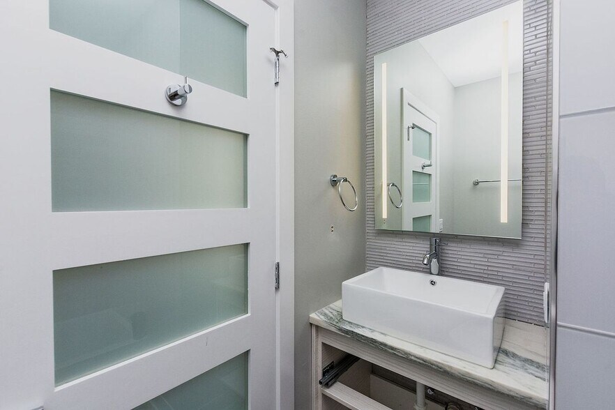 Building Photo - 2450 W Chicago Ave