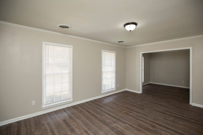 Building Photo - ** 4 bed 2 bath located by Montgomery Academy ** Call 334-366-9198 for a self showing