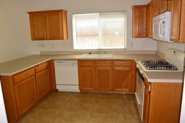 Building Photo - 3 Bedroom 2 Bathroom Home in SW Visalia! Close to Shopping and Restaurants!