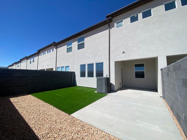 Building Photo - 3 BEDROOM SAND HOLLOW TOWNHOME FOR RENT!