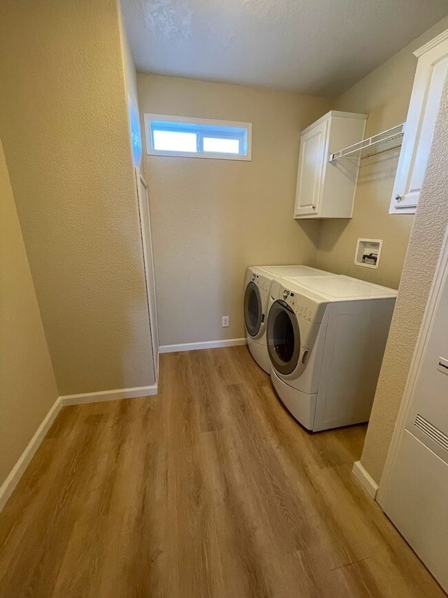 Building Photo - Quiet, spacious property!