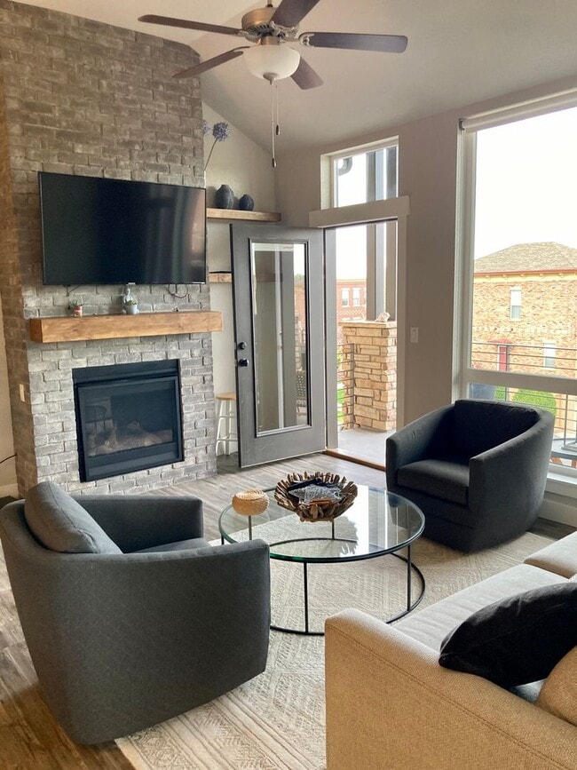 Building Photo - Spacious 3-Bed, 2-Bath Condo in the Desirable Rigden Farm Area