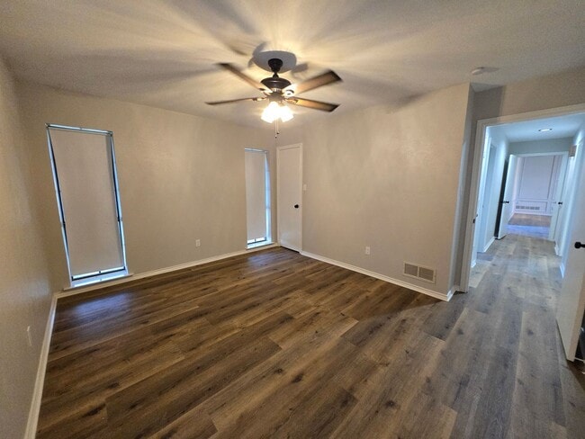 Building Photo - Stunning 4-bd 2.5 bath
