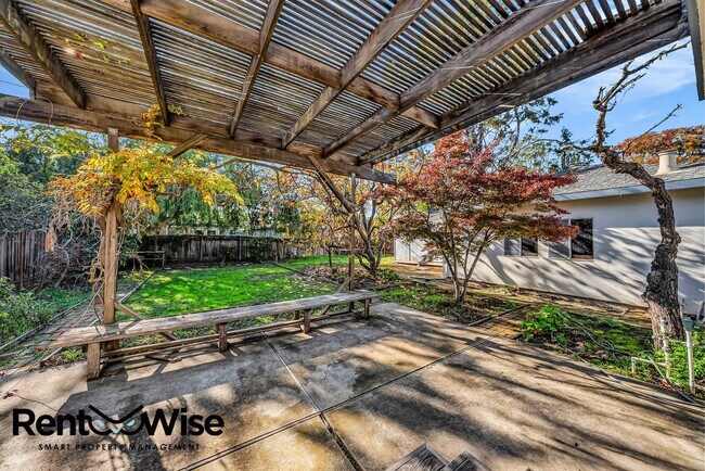 Building Photo - Present PM-Midtown Palo Alto Beauty-New Floors-Remodeled Bathrooms-Big Yard