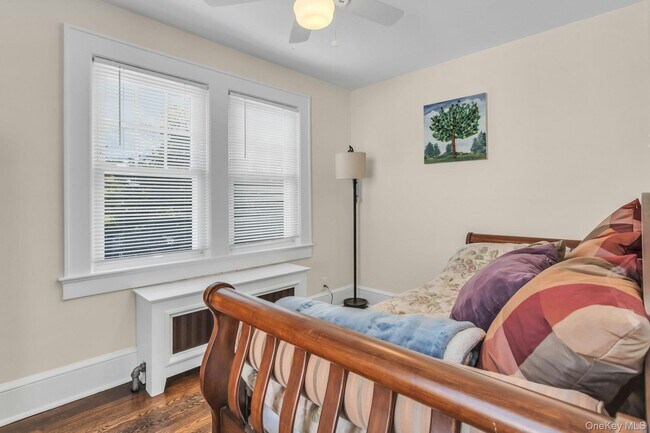 Building Photo - 23 W 7th St