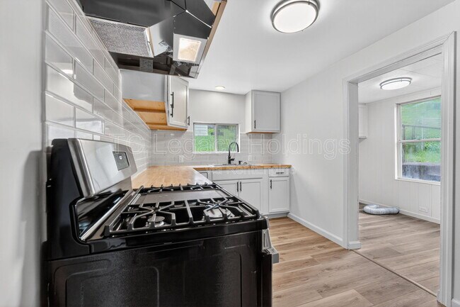 Building Photo - 407 Simpson Ave