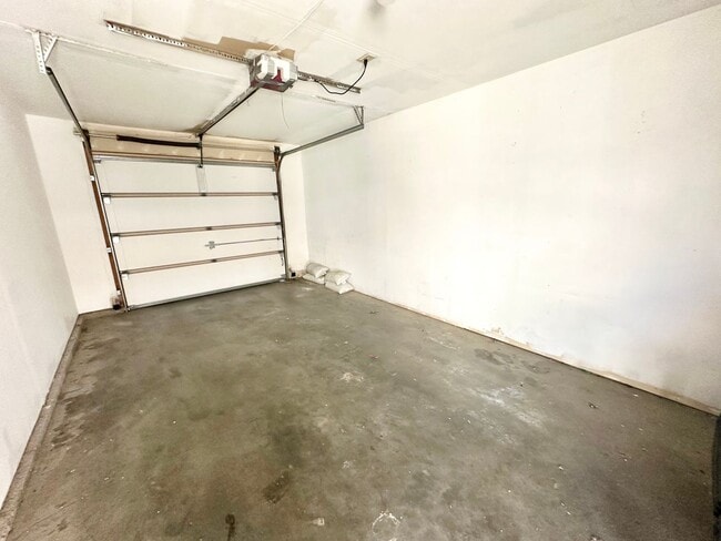 Building Photo - Introducing the Perfect Townhouse Steps Away from Central WA University!