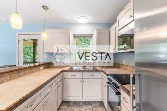 Building Photo - 10 Wellspring Ln