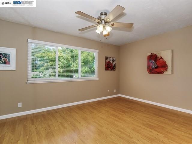 Building Photo - Park like end unit, move in condition with...