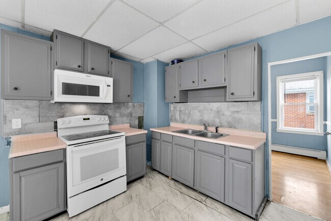 Building Photo - 223 Lawlor St