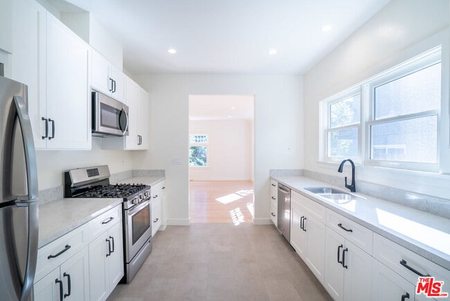 Building Photo - 802 E Kensington Rd