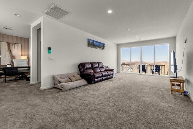 Building Photo - Beautiful Three Bedroom with Mountain V...