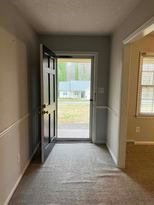 Building Photo - Caroline St. - 3BR / 2BA