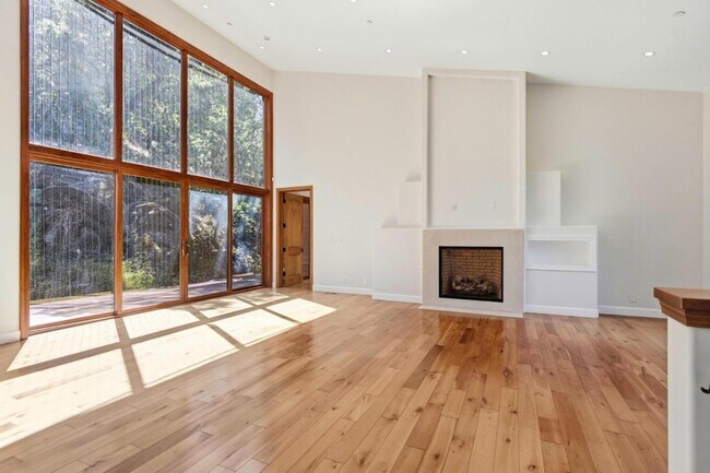 Building Photo - 3911 Pepper Tree Ct