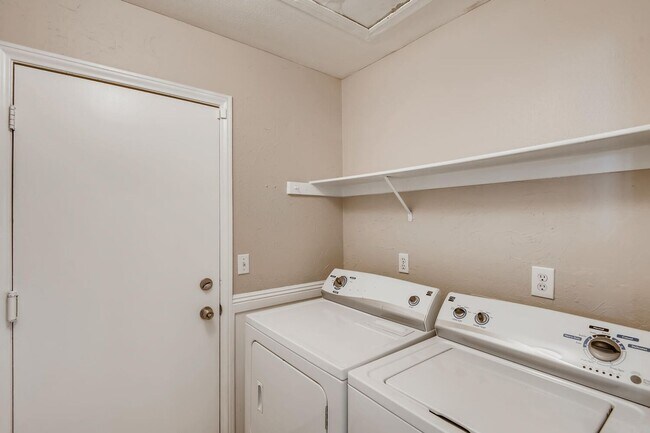 Building Photo - Charming 3 Bedroom Home In Henderson !