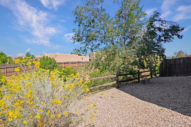 Building Photo - 1 MO. FREE RENT WITH 2 YR. LEASE!  Bright Tierra Contenta Retreat