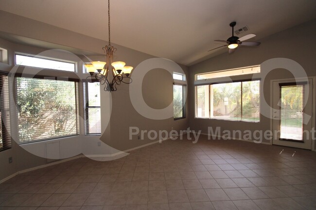 Building Photo - 1252 N Santa Anna St