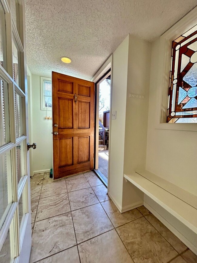 Building Photo - SHORT TERM RENTAL! 3Br/2Ba Condo in the Heart of Boulder