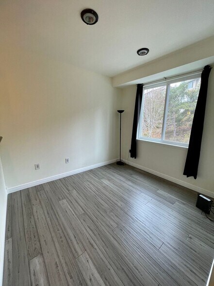 Building Photo - Issaquah Townhouse at Peregrine Point...