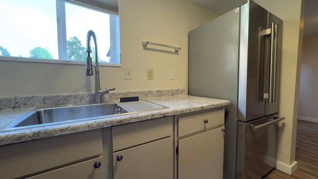 Building Photo - Private Olympia Townhome w Fully Fenced Ba...