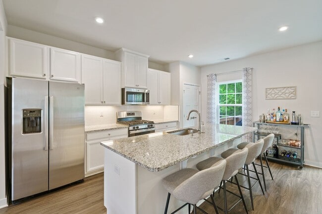 Building Photo - APPLICATIONS PENDING 3be/2.5ba 3-Level Townhouse Key Location Between Durham and Chapel Hill