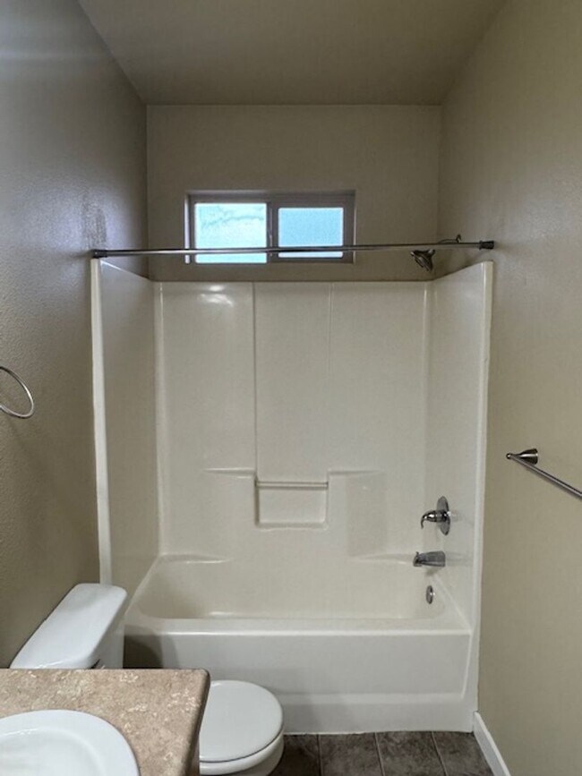 Building Photo - TOWNHOME/ 3 LEVELS W/ FENCED YARD AND GARA...