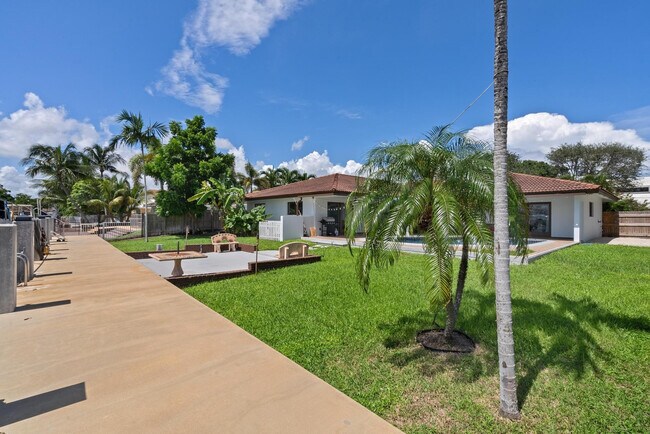 Building Photo - 3080 NE 43rd St