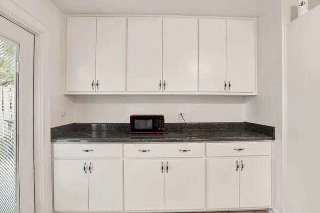 Building Photo - Freshly Renovated Townhome near Perdido Ba...