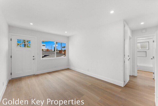 Building Photo - Welcome to your beautifully remodeled apartment in South Oceanside just a few blocks from the beach!