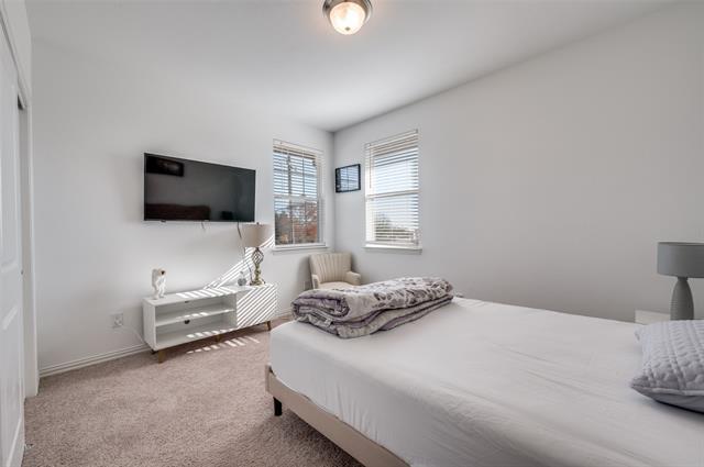 Building Photo - 8025 Glenview Dr