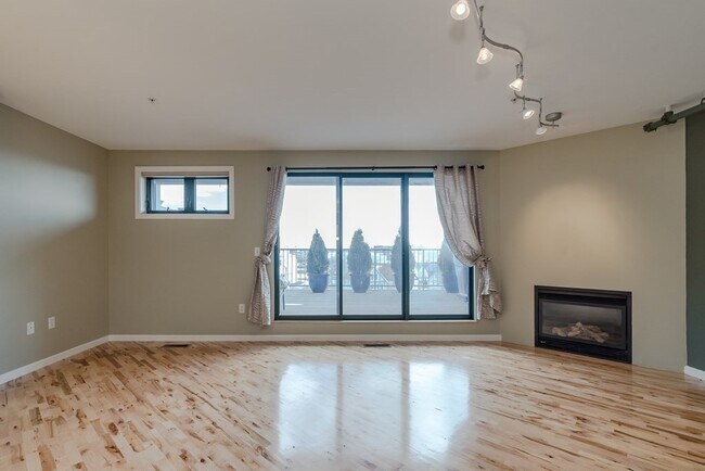 Building Photo - 210 Broadway