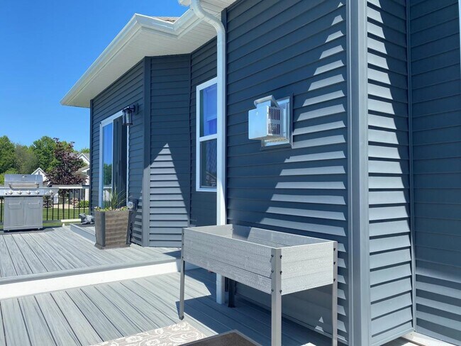 Building Photo - 1285 Sweet Grass Trail N