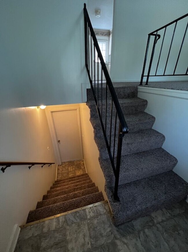 Building Photo - 4 Bedroom 2.5 Bath House with Garage and B...