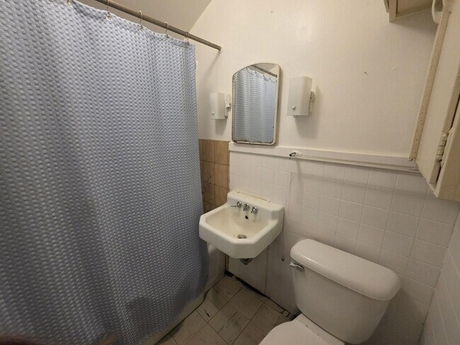 Building Photo - Bright 1 Bedroom Upper Unit Near UWEC, Water Street & Mayo Clinic – Available August 1st