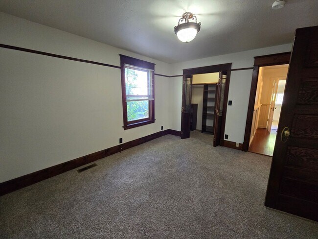 Building Photo - Garland District Home!