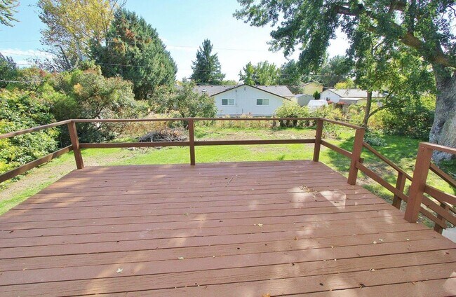 Building Photo - Spacious Home in Quiet Neighborhood