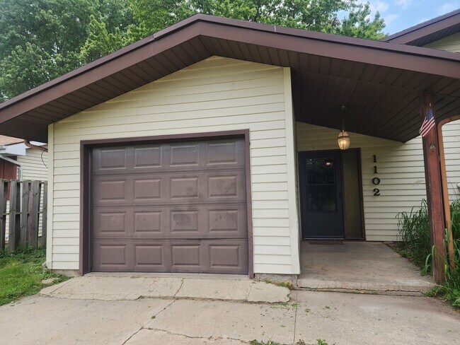Primary Photo - 1104-1104 E Northwood Dr