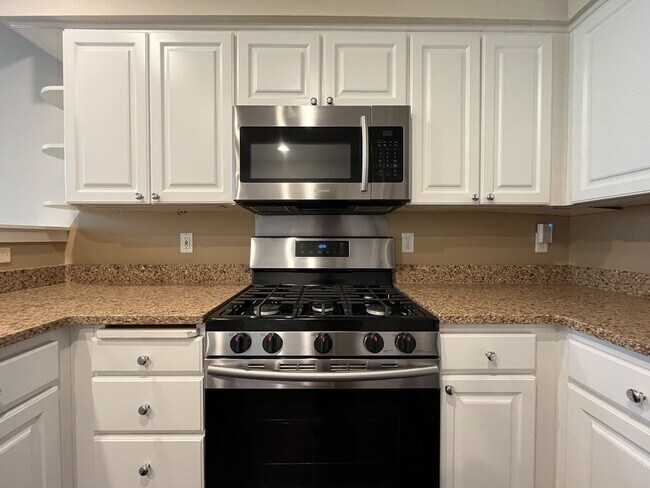 Building Photo - Incredible Forrest Park Townhome!! 2 bedroom, 2 bath, HUGE attached Garage!