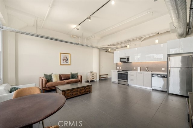 Building Photo - 939 S Broadway
