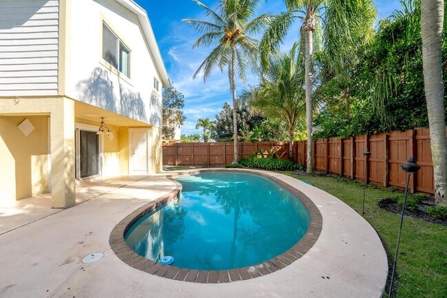 Building Photo - 302 NE 36th St