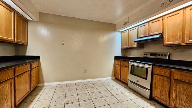 Building Photo - 1371 Melshire Ave