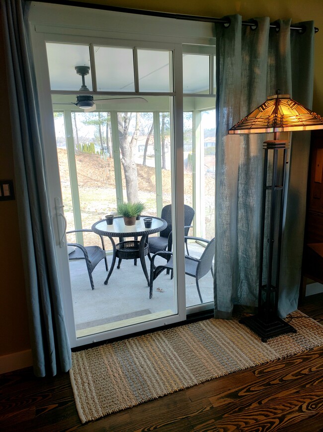 Screened-in porch - 25 Lake Shore Dr